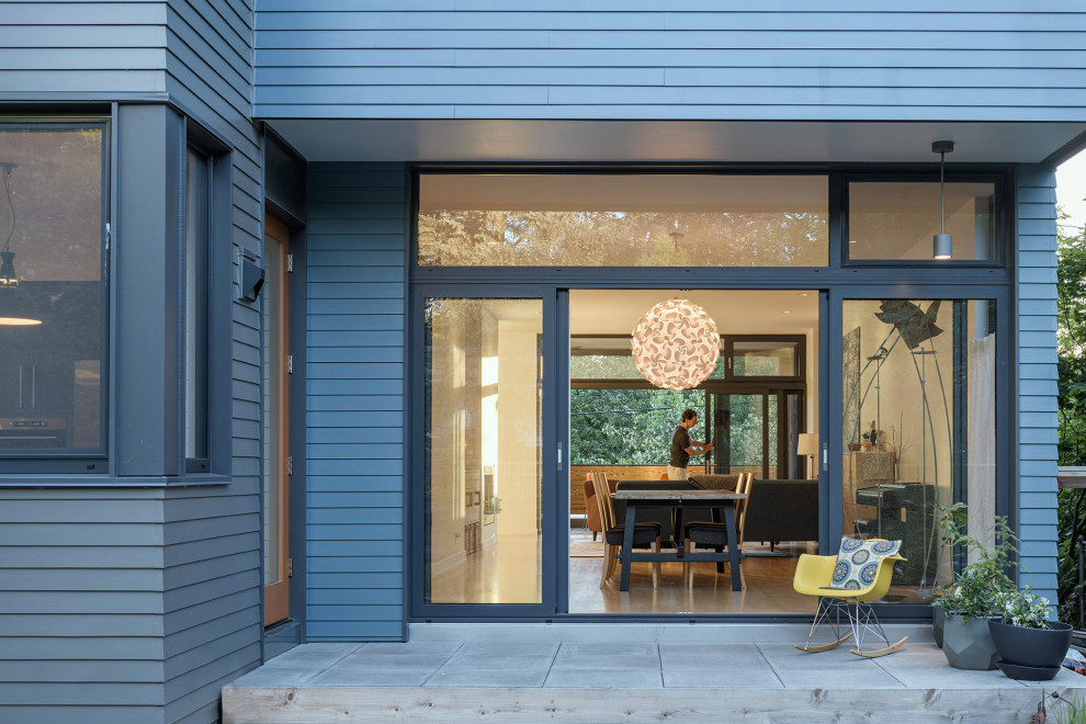 Idées déco pour une façade de maison bleue contemporaine en bardage à clin de taille moyenne et à deux étages et plus.