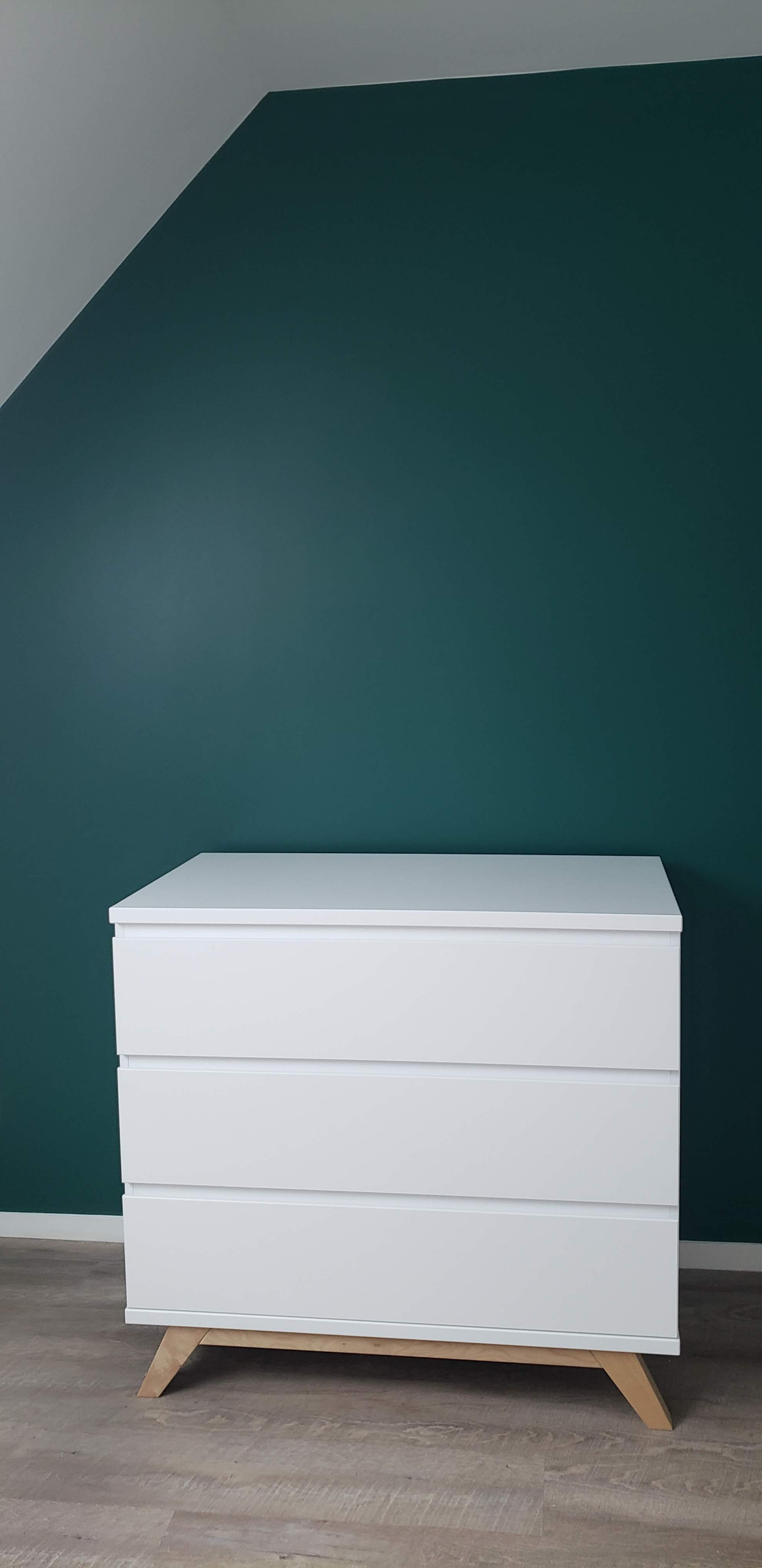 Rénovation chambre fille - Mur vert paon et commode éco-responsable Arthur et Ci