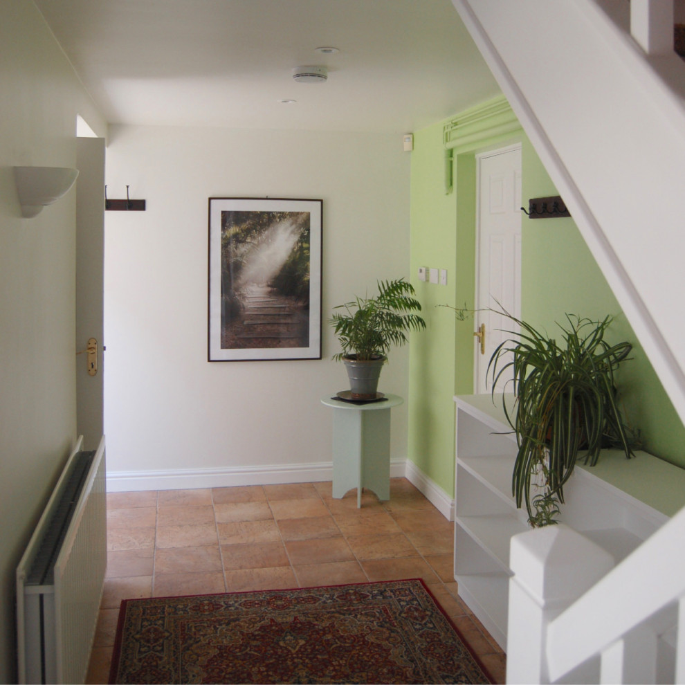 Mittelgroßes Modernes Foyer mit grüner Wandfarbe, Keramikboden und orangem Boden in West Midlands