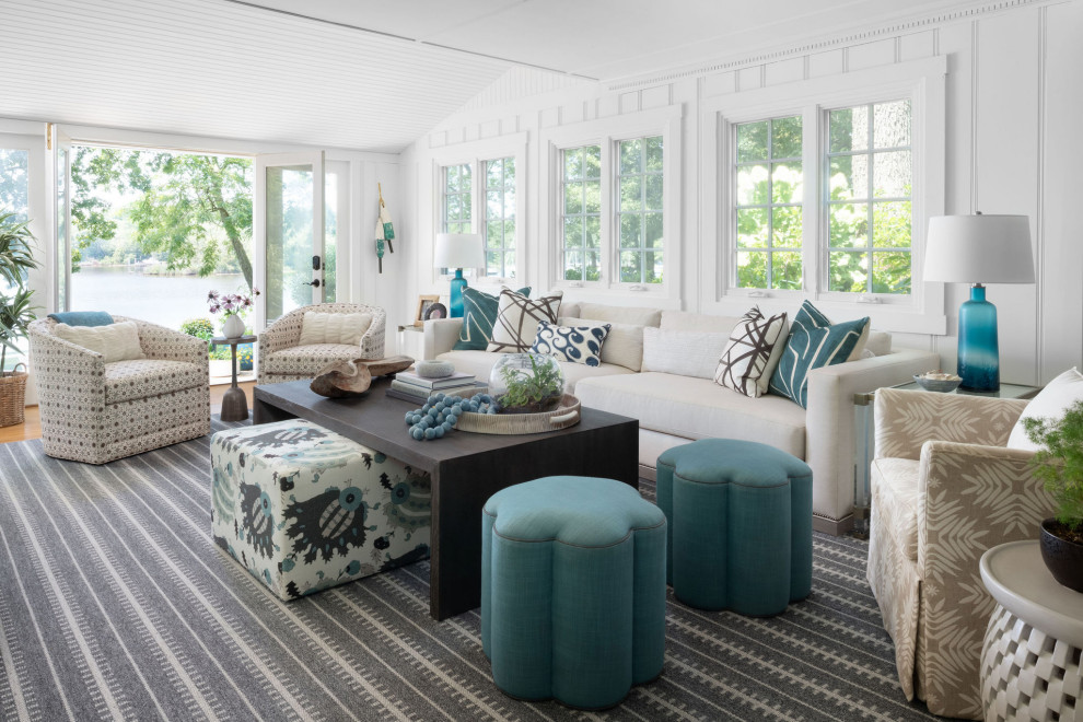 Idee per un soggiorno stile marino con pareti bianche, pavimento in legno massello medio e pavimento marrone