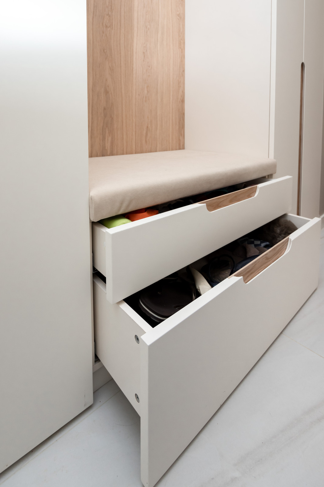 Гардероб и шкаф в прихожую в минималистичном стиле