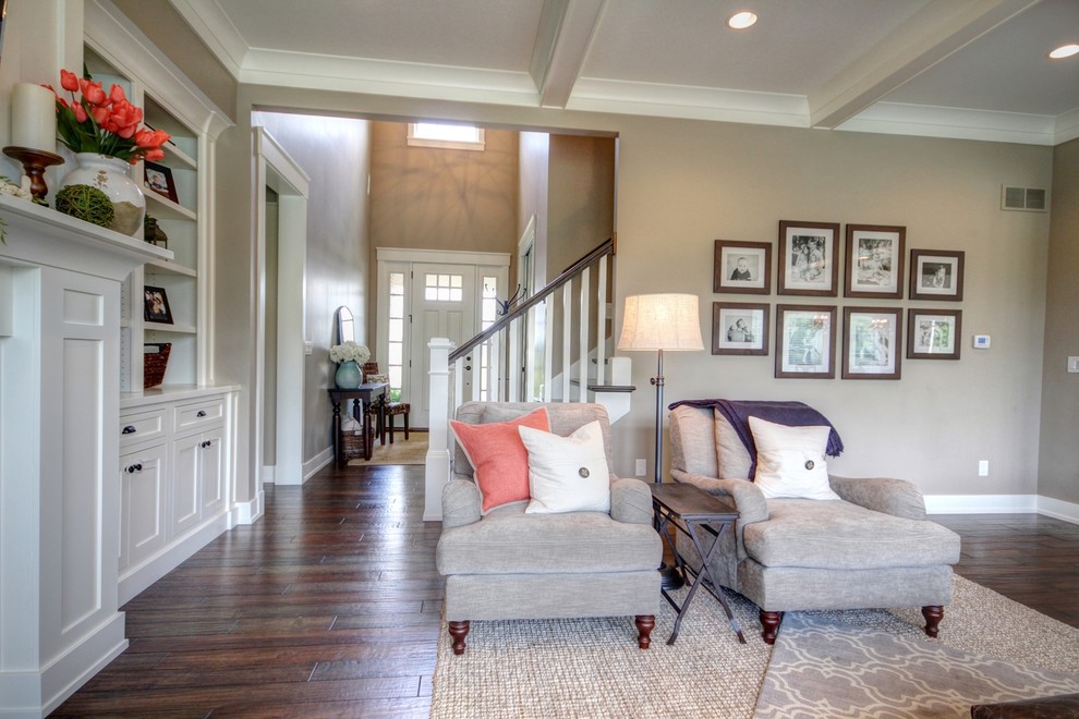 Example of a transitional home design design in Chicago