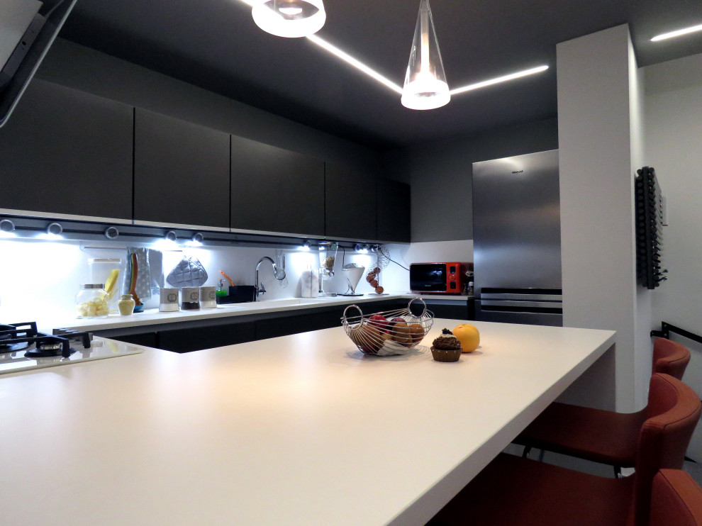 Design ideas for a small contemporary u-shaped open plan kitchen in Catania-Palermo with an integrated sink, flat-panel cabinets, brown cabinets, white splashback, porcelain splashback, stainless steel appliances, porcelain floors, with island, brown floor and white benchtop.
