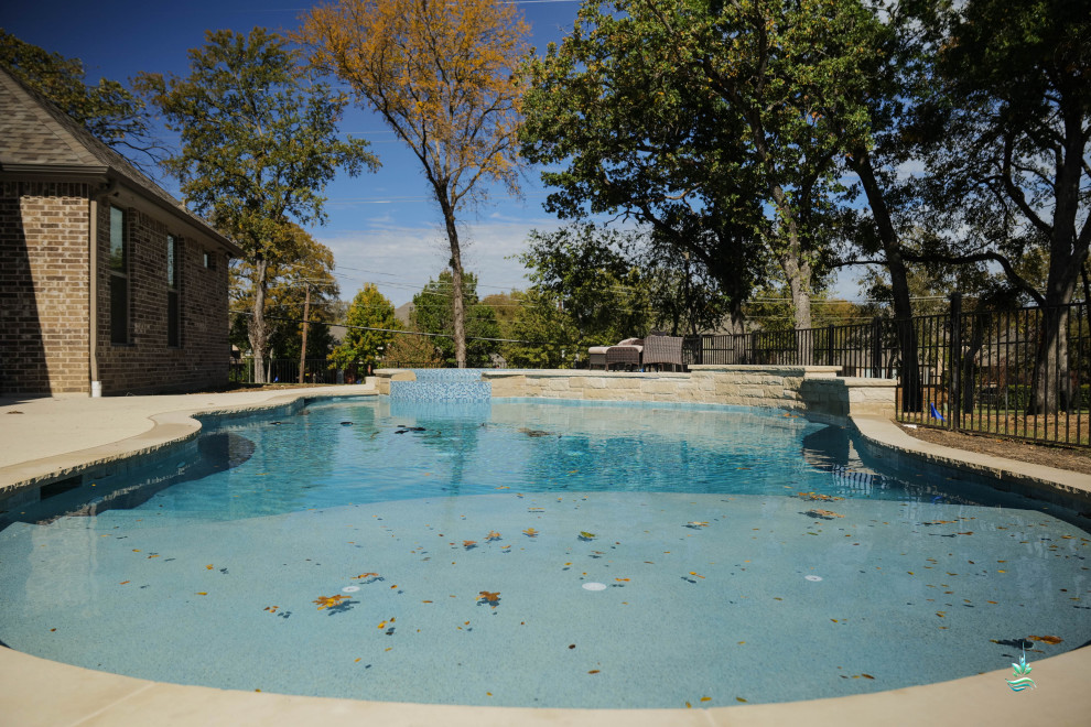 Foto de piscinas y jacuzzis naturales mediterráneos grandes a medida en patio trasero con losas de hormigón