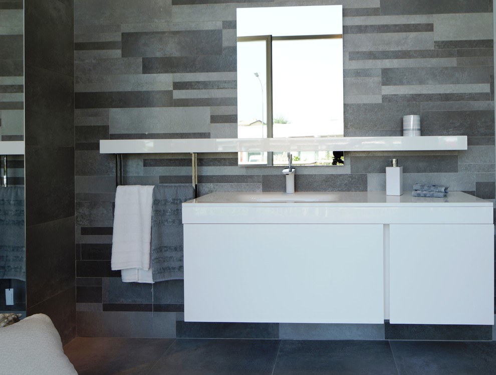 This is an example of a contemporary bathroom in Turin.