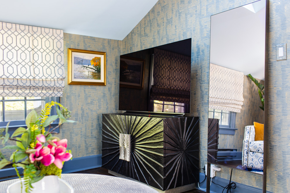 Ispirazione per un ufficio tradizionale di medie dimensioni con pareti blu, pavimento in legno massello medio, scrivania incassata, pavimento marrone, soffitto a volta e carta da parati