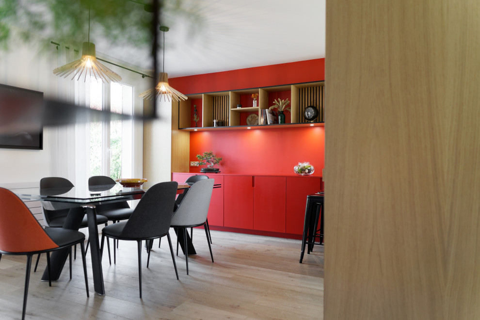 Cette image montre une salle à manger ouverte sur le salon design de taille moyenne avec un mur rouge, un sol en carrelage de céramique, un poêle à bois et un plafond en bois.