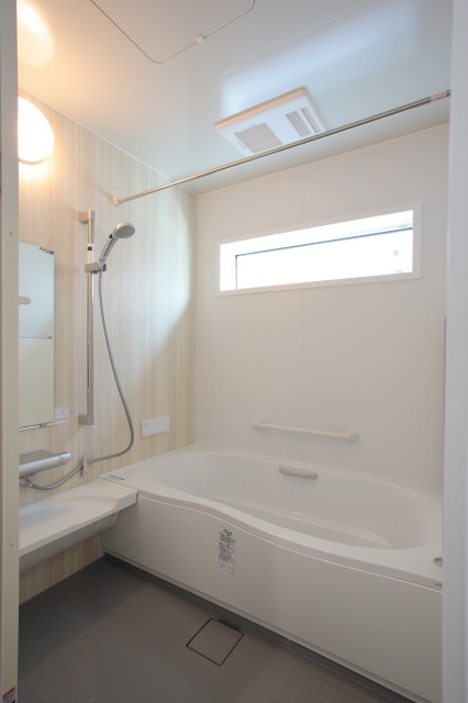 天然木の香りと日の光が優しい家 campagne-salle-de-bain