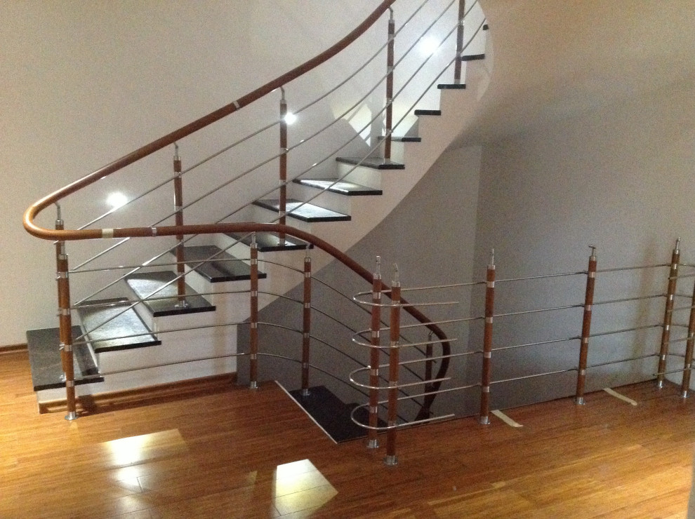 Красивое эксклюзивное  ограждение на заказ из массива дуба, и нержавеющей стали,