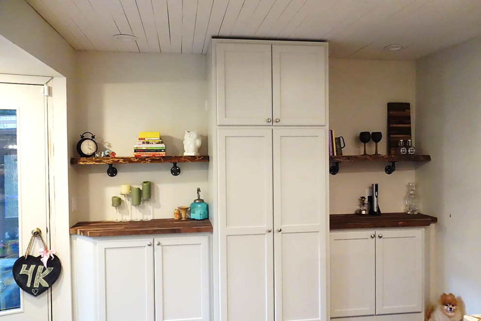 Inspiration for a mid-sized transitional eat-in kitchen remodel with recessed-panel cabinets, gray cabinets, white backsplash and an island