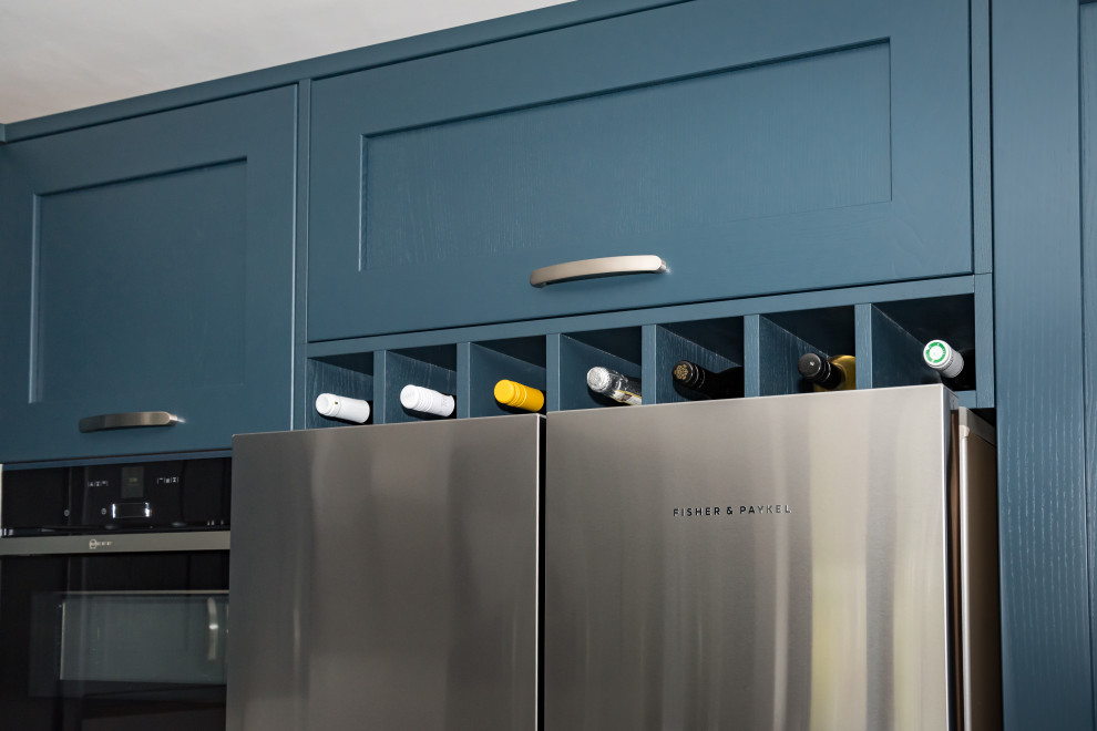 Ispirazione per una grande cucina chic con ante in stile shaker, ante blu e top in quarzite