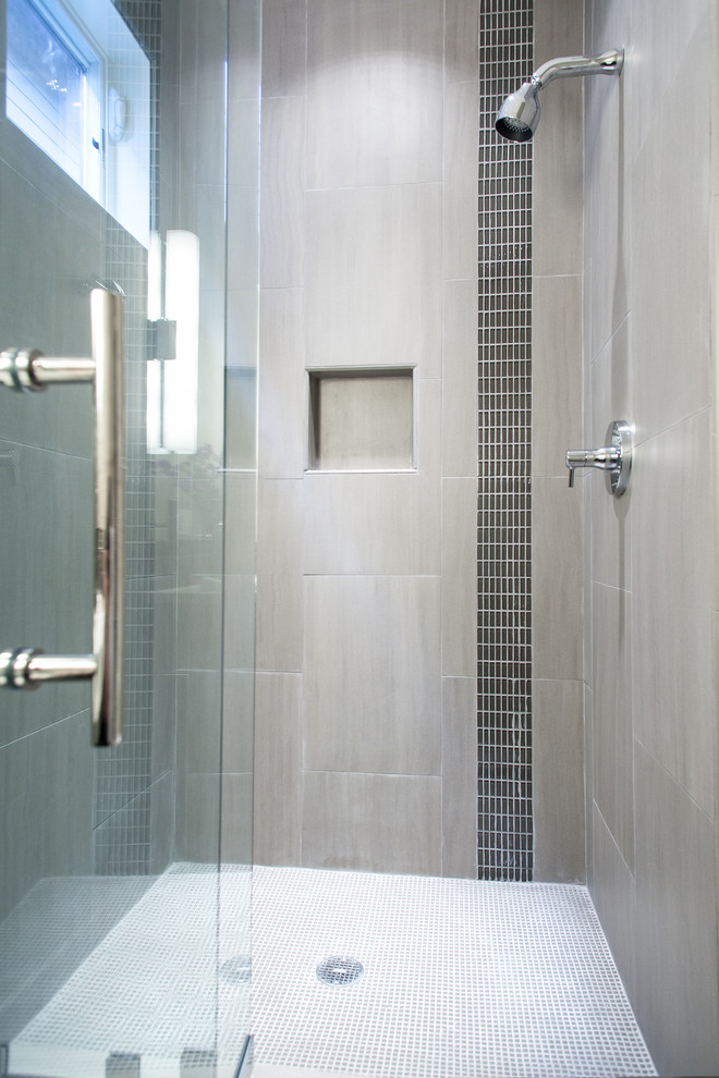 На фото: ванная комната в современном стиле с угловым душем, серой плиткой и керамической плиткой с