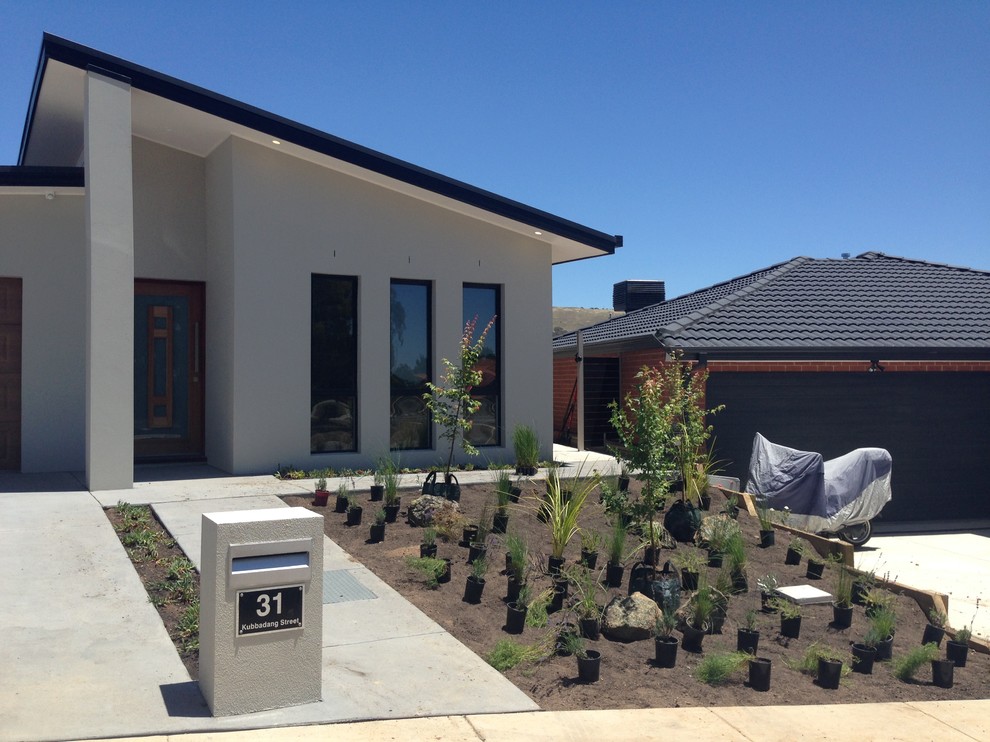 Design ideas for a small contemporary partial sun xeriscape in Canberra - Queanbeyan.