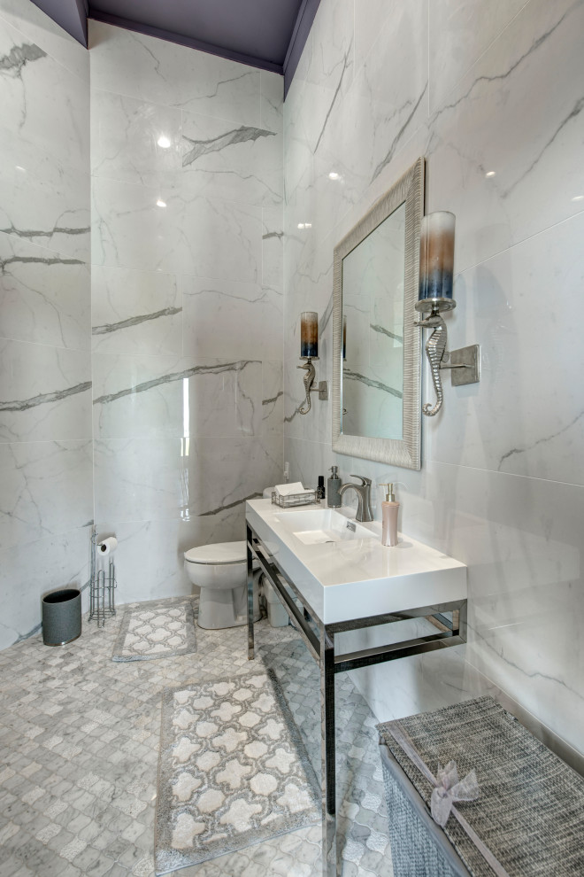 Example of a mid-sized beach style home design design in Houston