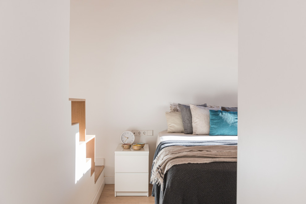 На фото: большая хозяйская спальня в стиле модернизм с белыми стенами, паркетным полом среднего тона и балками на потолке с