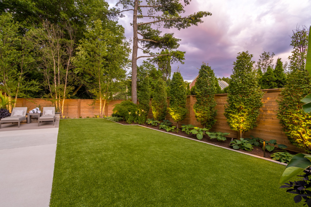 Inspiration for a mid-sized transitional landscaping in Toronto.