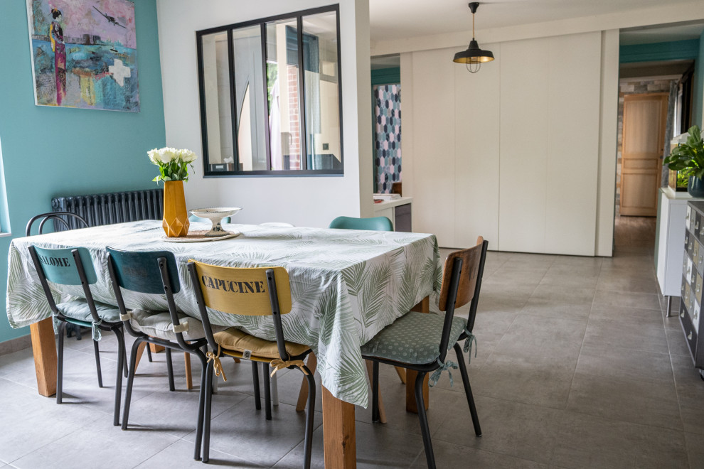 Inspiration pour une salle à manger nordique de taille moyenne avec un mur bleu, un sol en carrelage de céramique, un poêle à bois, un sol gris et verrière.