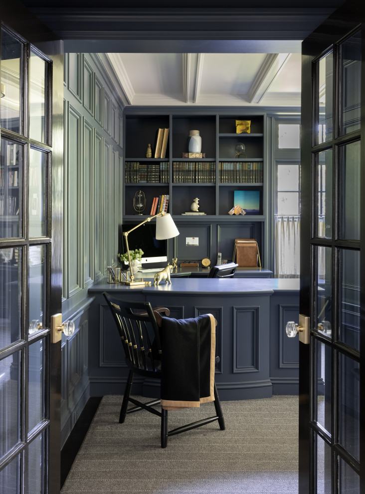 Свежая идея для дизайна: рабочее место среднего размера в стиле неоклассика (современная классика) с синими стенами, ковровым покрытием, встроенным рабочим столом, серым полом, кессонным потолком и панелями на части стены - отличное фото интерьера