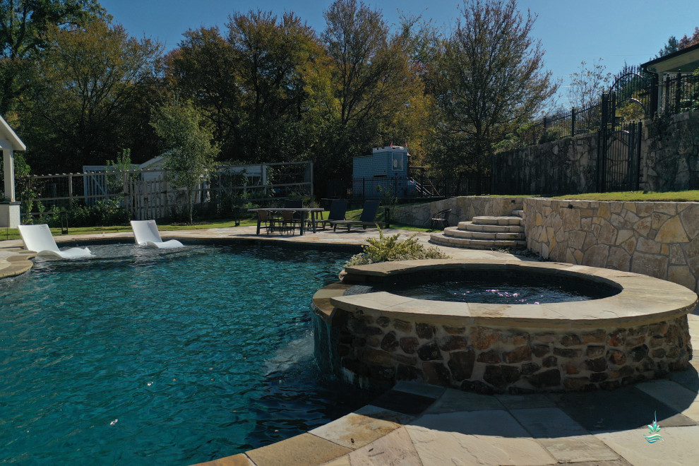 Idées déco pour une très grande piscine naturelle et arrière montagne sur mesure avec des solutions pour vis-à-vis et des pavés en pierre naturelle.
