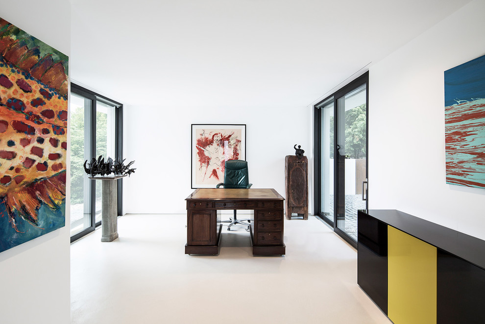 Arbeitszimmer mit Arbeitsplatz, weißer Wandfarbe, freistehendem Schreibtisch, Vinylboden und weißem Boden in Stuttgart