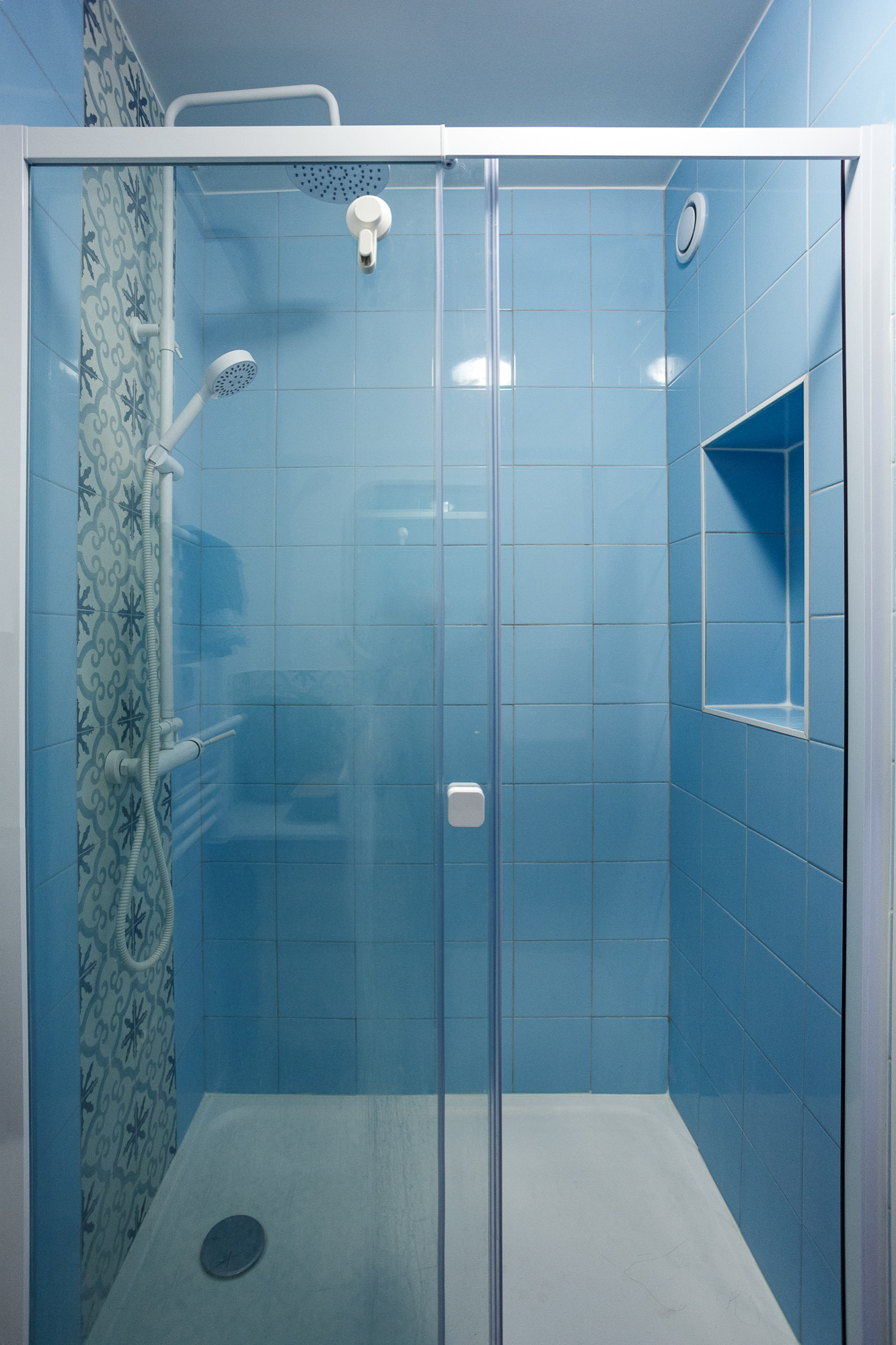 une salle de bain bleu et blanche