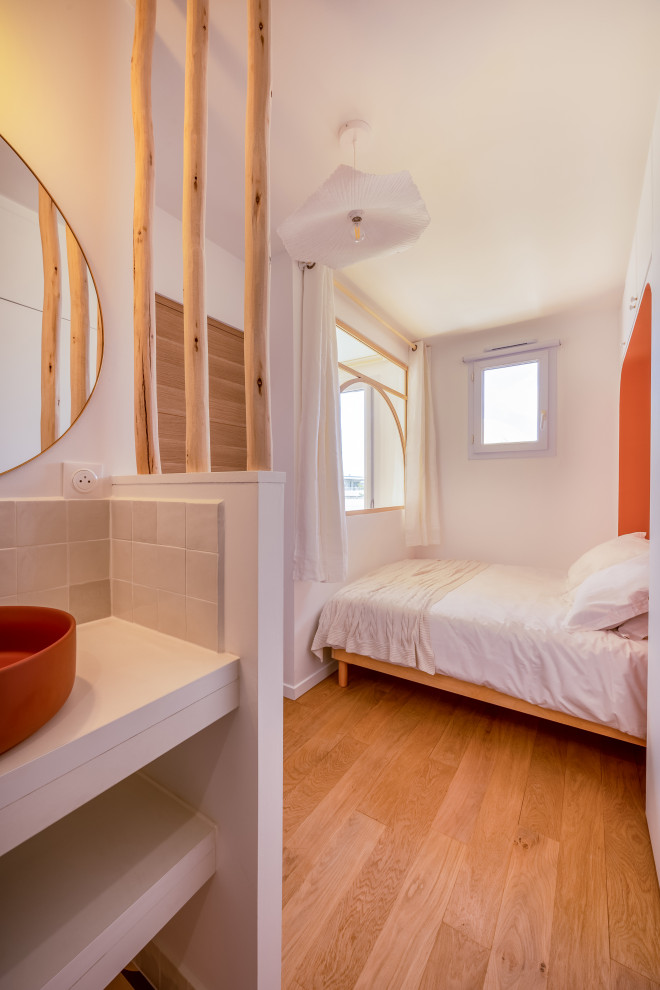 Modelo de dormitorio principal y blanco y madera escandinavo pequeño con paredes blancas y suelo de madera clara