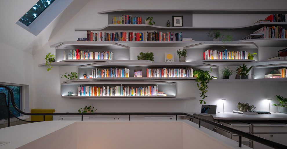 Inspiration pour un petit bureau minimaliste avec parquet clair, aucune cheminée, un bureau intégré et un plafond voûté.