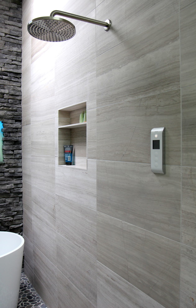 Пример оригинального дизайна: главная ванная комната среднего размера в современном стиле с душем без бортиков, серой плиткой, плоскими фасадами, серыми фасадами, отдельно стоящей ванной, раздельным унитазом, каменной плиткой, белыми стенами, полом из известняка, настольной раковиной, столешницей из гранита, серым полом, открытым душем, черной столешницей, нишей, тумбой под две раковины, подвесной тумбой и сводчатым потолком