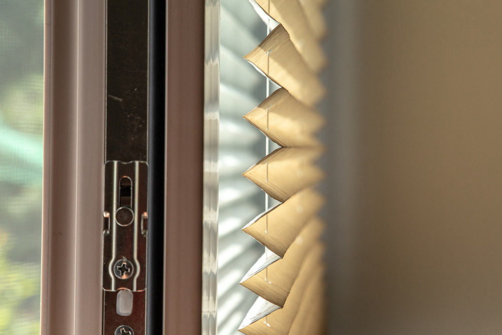 Плиссе на окно в коттедж