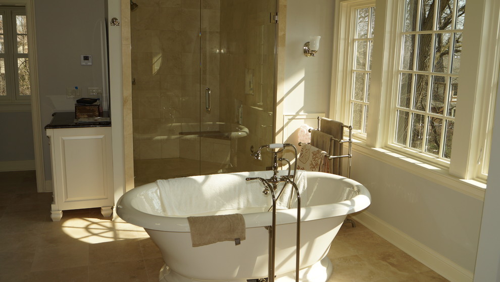 Example of a transitional bathroom design in Chicago