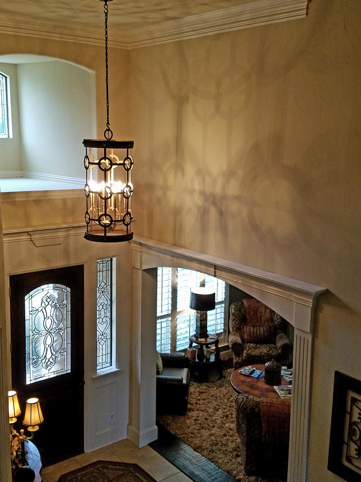 Example of a transitional entryway design in Dallas
