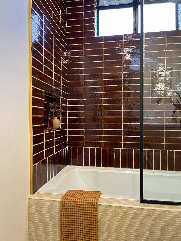 Foto på ett amerikanskt vit badrum, med släta luckor, skåp i mellenmörkt trä, ett platsbyggt badkar, en dusch/badkar-kombination, brun kakel, stenkakel, beige väggar, betonggolv, ett undermonterad handfat, bänkskiva i kvarts, grått golv och med dusch som är öppen