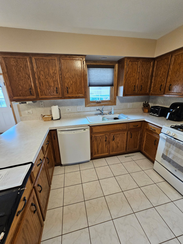Inspiration for a large transitional u-shaped porcelain tile and white floor eat-in kitchen remodel in Chicago with an undermount sink, shaker cabinets, white cabinets, quartz countertops, brown backsplash, mosaic tile backsplash, stainless steel appliances, a peninsula and multicolored countertops