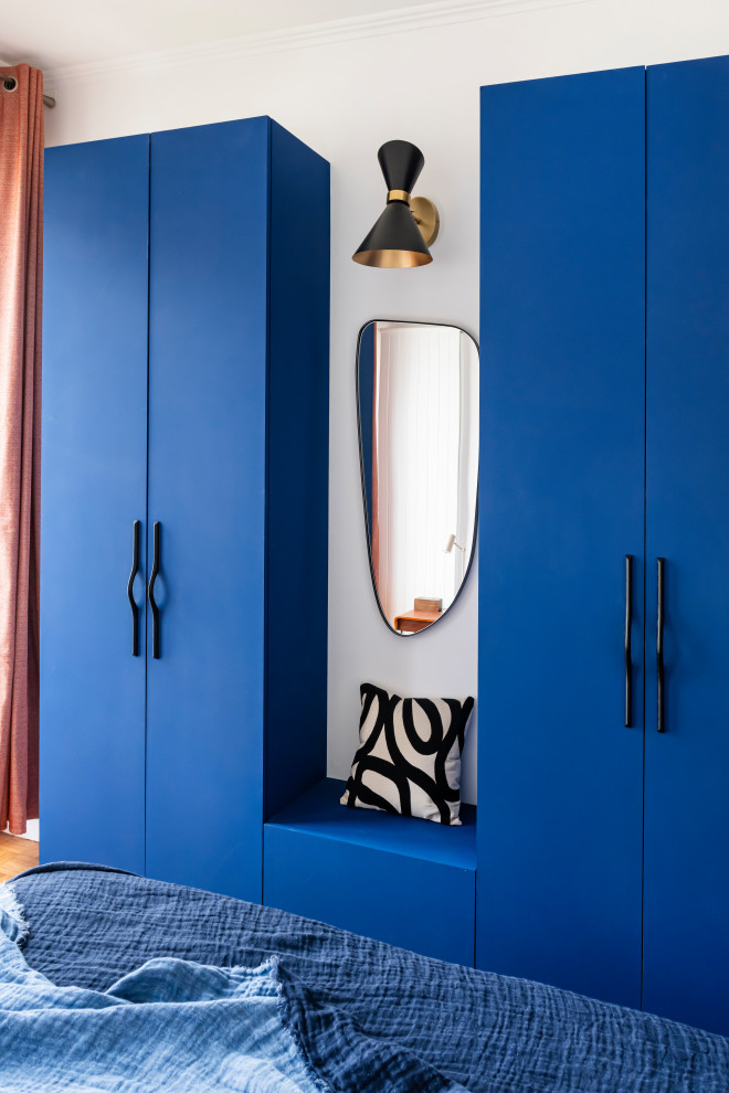 Mittelgroßes Modernes Ankleidezimmer mit hellem Holzboden und beigem Boden in Paris