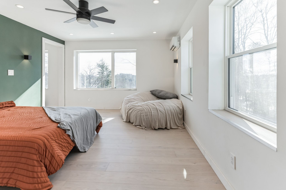 Diseño de dormitorio tipo loft y abovedado contemporáneo de tamaño medio sin chimenea con paredes blancas, suelo vinílico y suelo beige