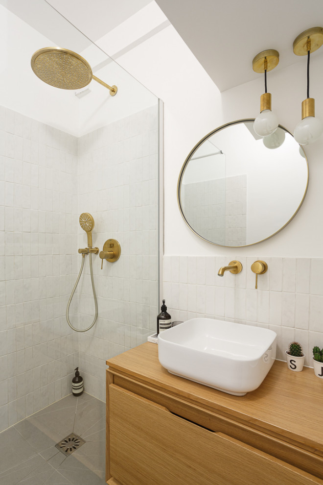 Ejemplo de cuarto de baño único y de pie contemporáneo con ducha a ras de suelo, baldosas y/o azulejos blancos, azulejos en listel, paredes blancas, suelo de mármol, lavabo encastrado y suelo beige