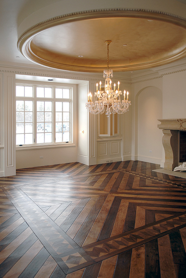 Offenes, Großes Klassisches Esszimmer mit braunem Holzboden, Kamin, Kaminumrandung aus Stein, braunem Boden und eingelassener Decke in Chicago