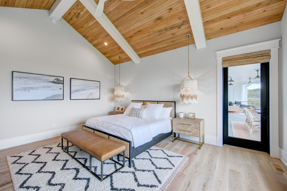 Пример оригинального дизайна: гостевая спальня (комната для гостей) в стиле кантри с светлым паркетным полом и балками на потолке