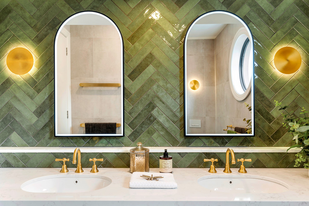 Стильный дизайн: ванная комната среднего размера в классическом стиле с зеленой плиткой, керамической плиткой, врезной раковиной, столешницей из искусственного кварца и тумбой под две раковины - последний тренд