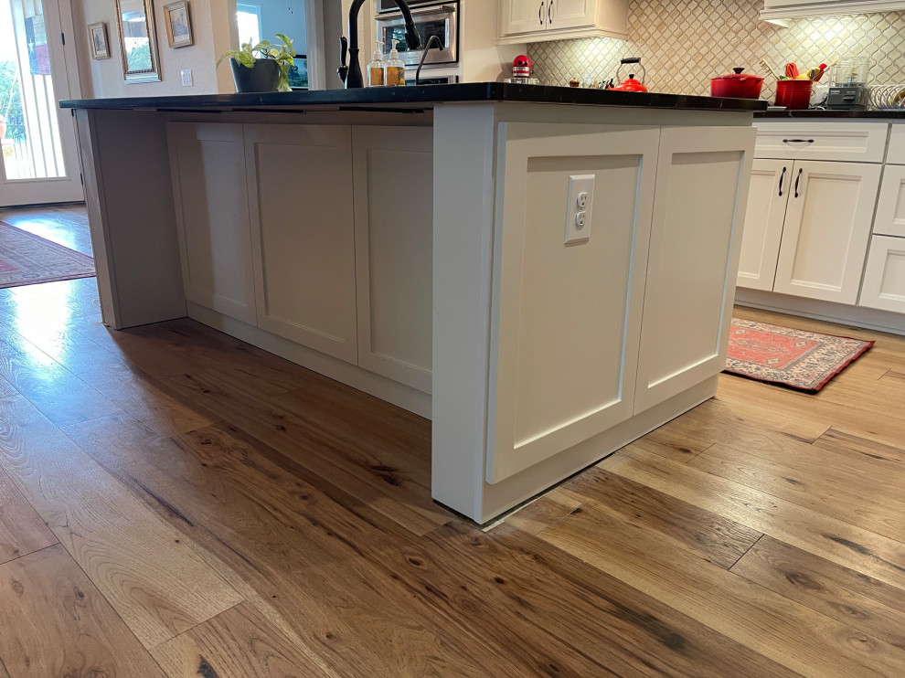 Kitchen - kitchen idea in Austin