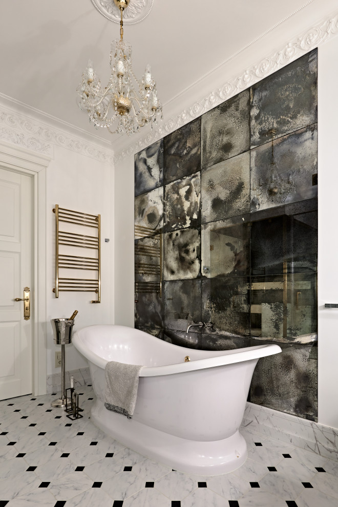 Esempio di una grande stanza da bagno padronale tradizionale con vasca freestanding, pareti bianche, pavimento con piastrelle in ceramica e pavimento grigio