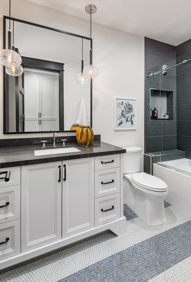 Farmhouse bathroom photo in Phoenix