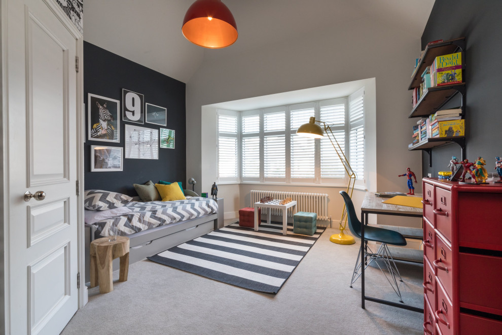 Foto på ett stort funkis pojkrum kombinerat med sovrum och för 4-10-åringar, med svarta väggar, heltäckningsmatta och grått golv