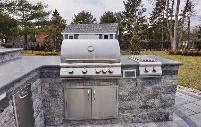 Outdoor Kitchen & Bar Islands