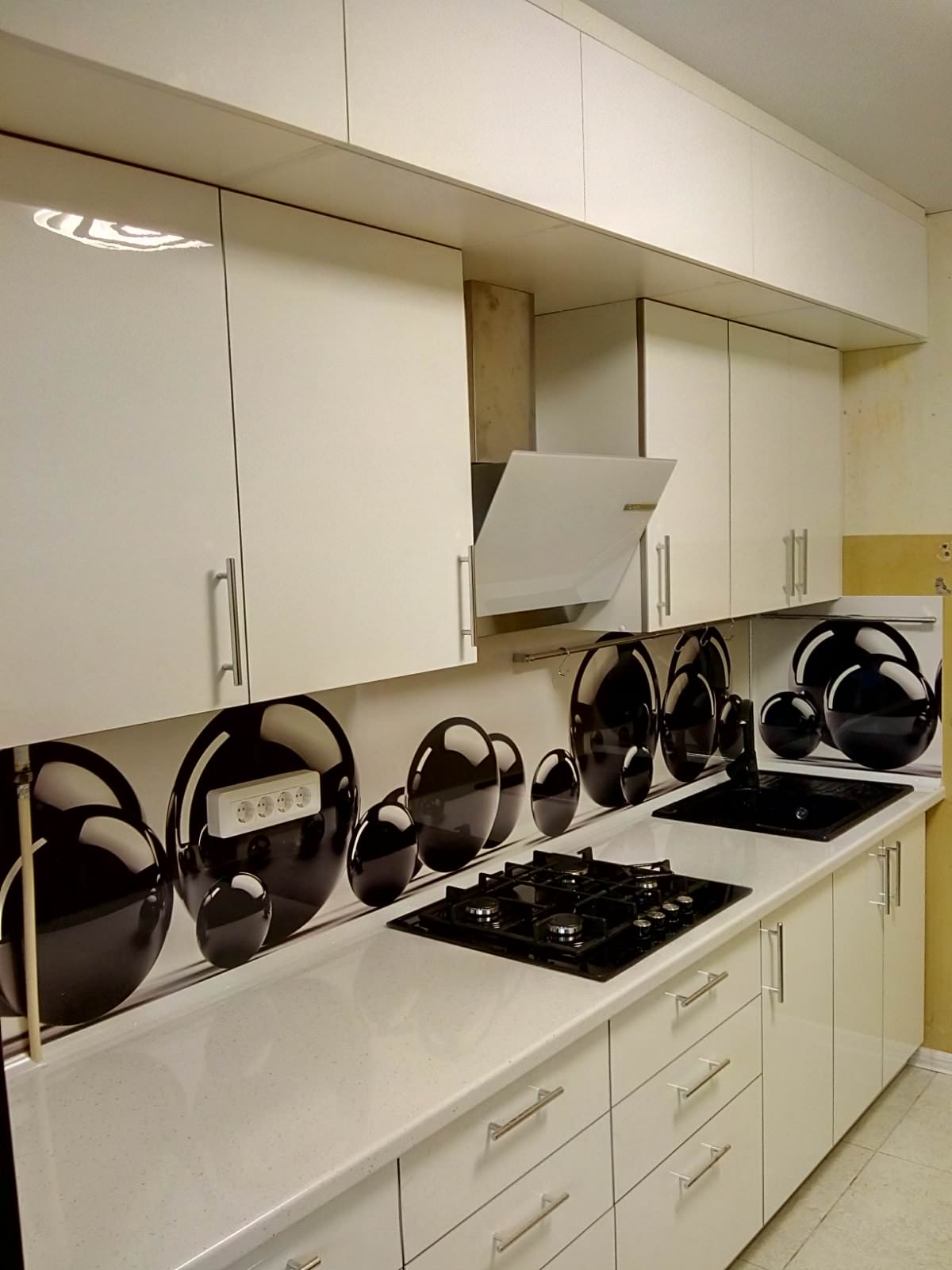 Белая линейная кухня