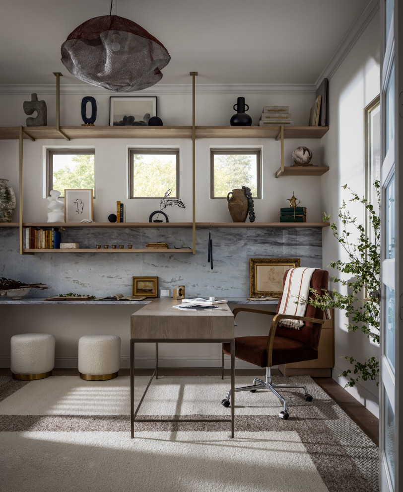 Ejemplo de estudio contemporáneo de tamaño medio sin chimenea con suelo de madera en tonos medios, escritorio independiente y bandeja