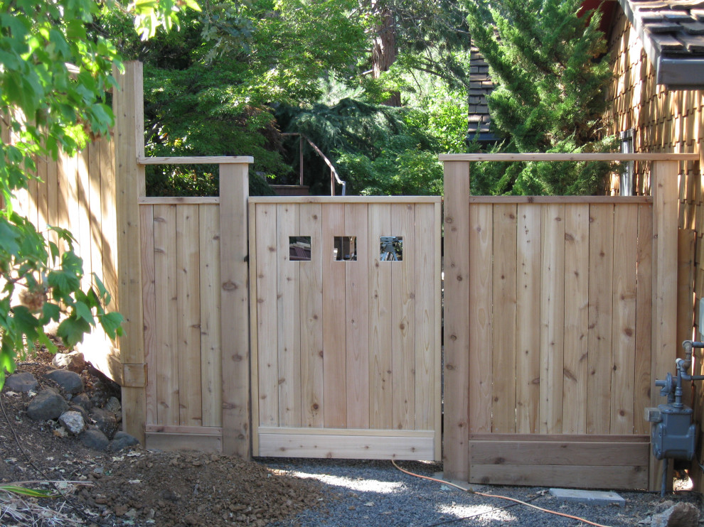 Источник вдохновения для домашнего уюта: большой участок и сад на боковом дворе в восточном стиле с воротами и с деревянным забором