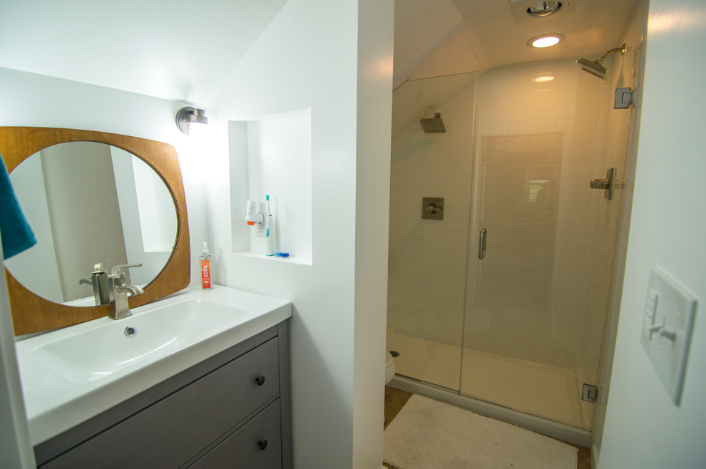 Small master bathroom photo with furniture-like cabinets