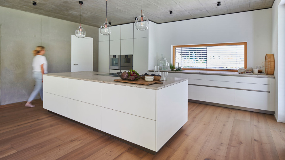 Источник вдохновения для домашнего уюта: кухня в стиле модернизм с плоскими фасадами, белыми фасадами и островом