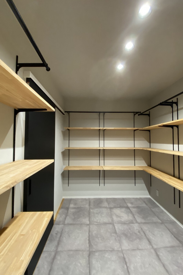 Idee per una cabina armadio con soffitto in carta da parati